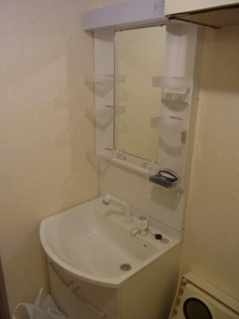 Wash basin, toilet. It is beautiful in the wash basin of new