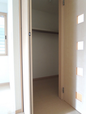 Receipt. Walk-in closet