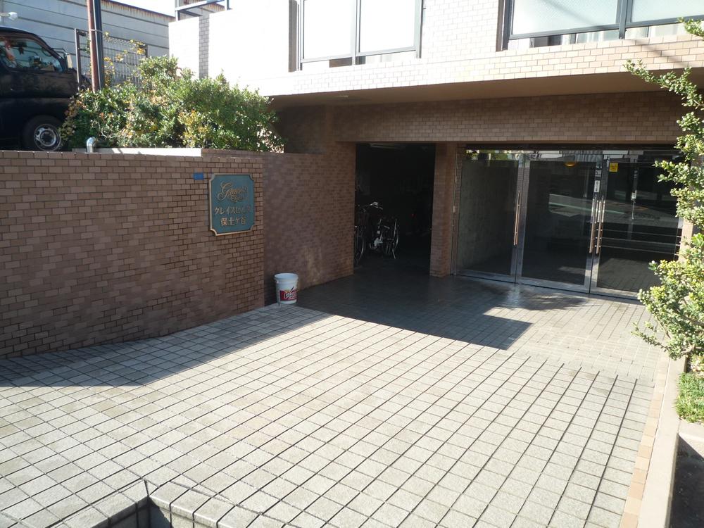 Entrance. Common areas