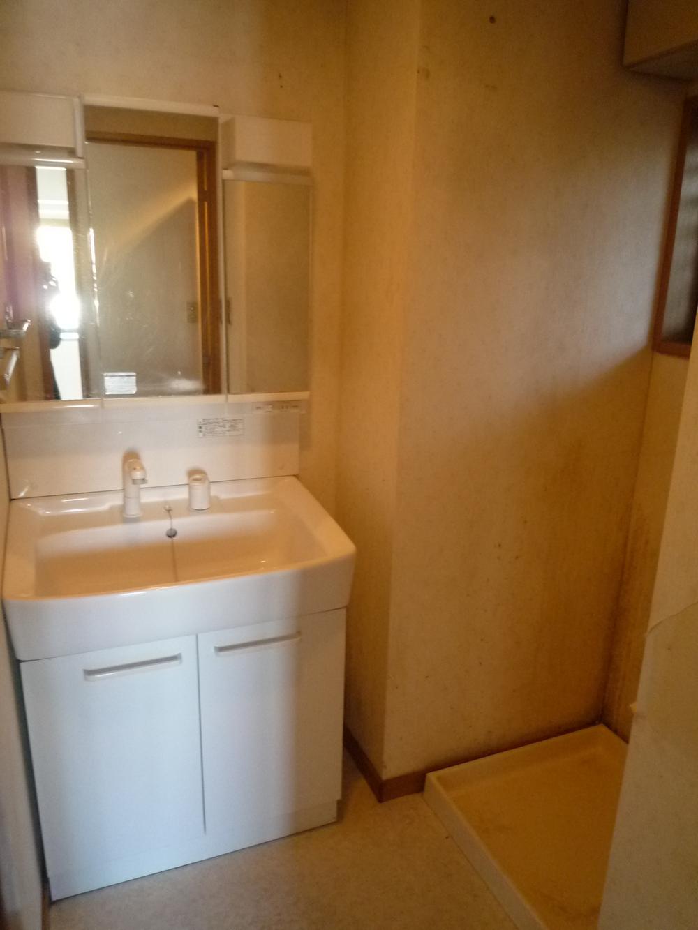 Wash basin, toilet. Independent wash