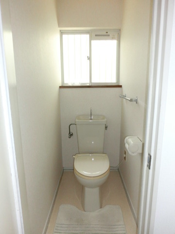 Toilet. First floor toilet (warm toilet seat outside the performance warranty)