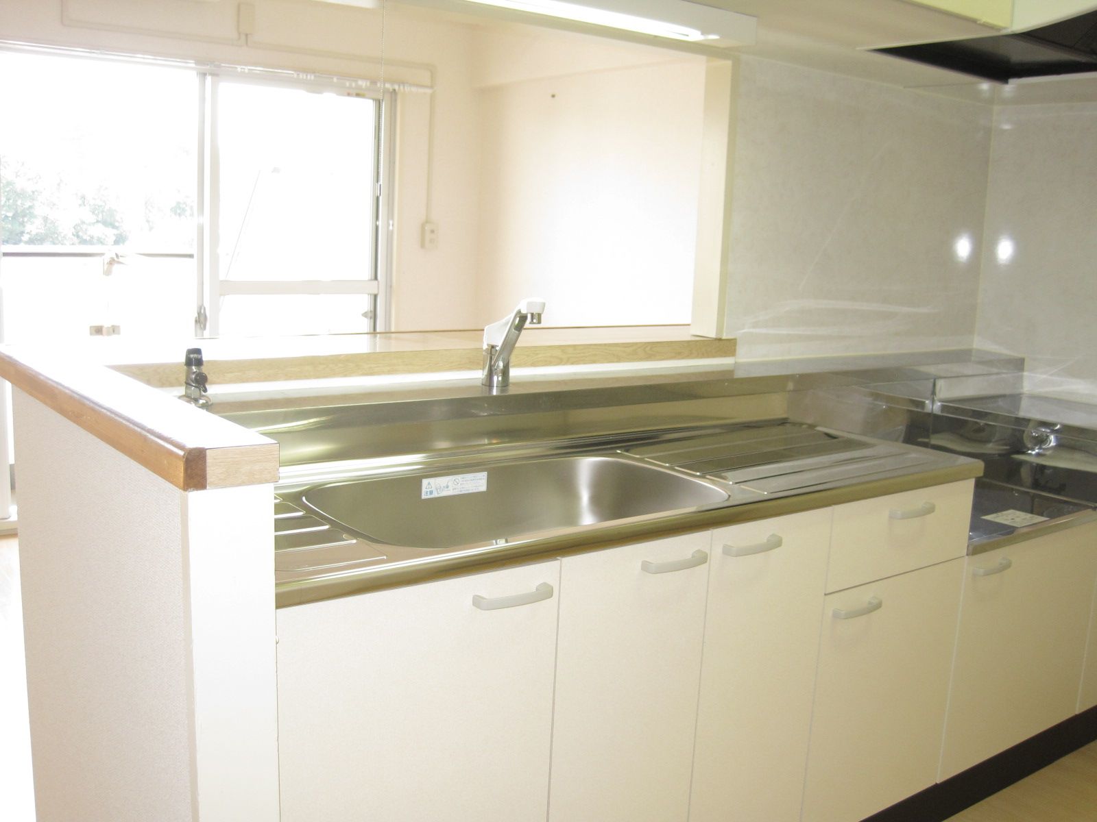 Kitchen. Face-to-face counter kitchen 3 tatami bright!