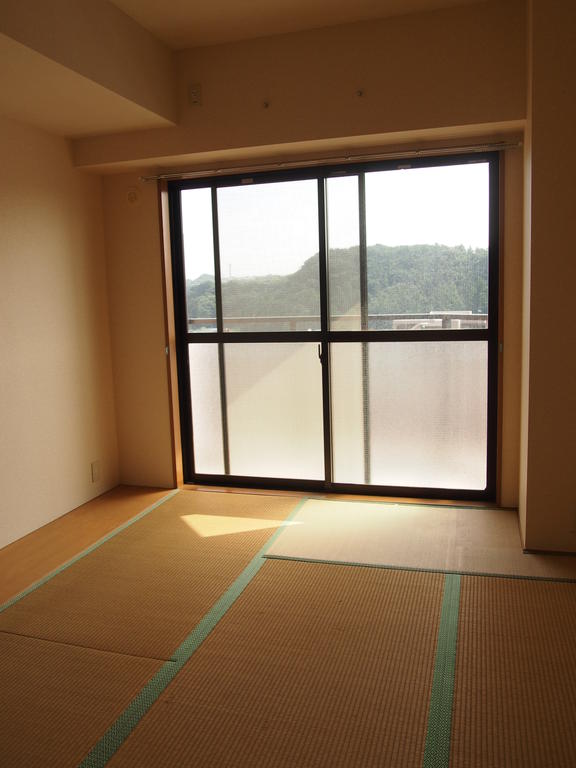 Living and room. Japanese-style room 6 tatami Facing south