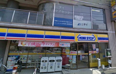 Convenience store. MINISTOP up (convenience store) 252m