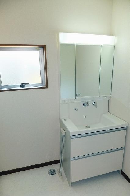 Wash basin, toilet. Indoor (November 23, 2013) Shooting Shower wash basin
