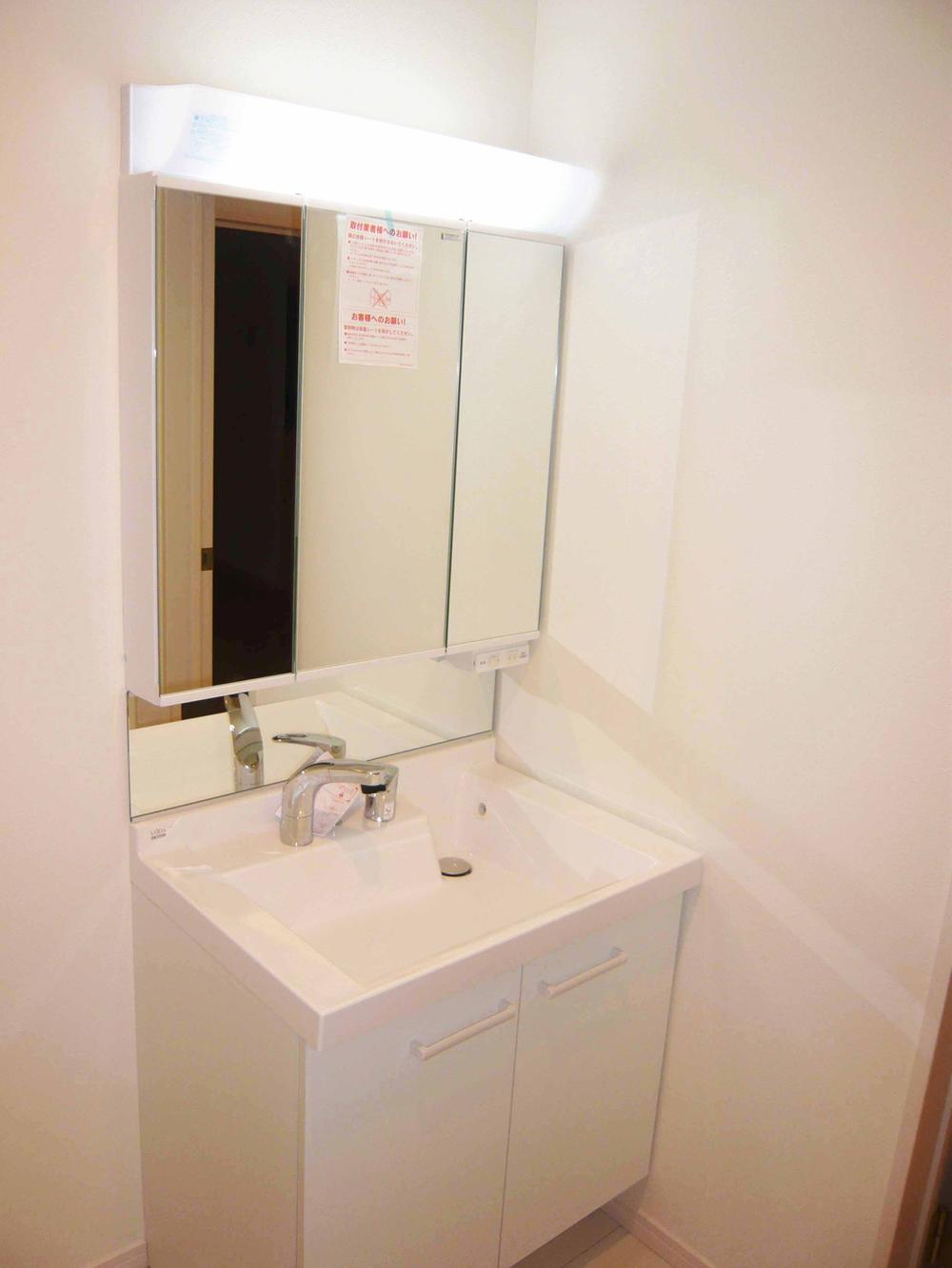 Wash basin, toilet. Indoor (12 May 2013) Shooting