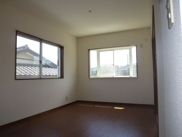 Living and room. Because the corner room is bright ☆ I took it from the front door. 