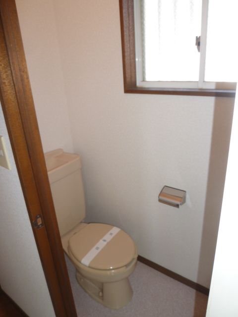 Toilet. It is bright and there is also a window ☆ We took it from the entrance of the toilet. 