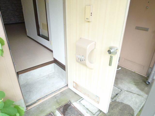 Entrance. It is a low entrance stepped ☆
