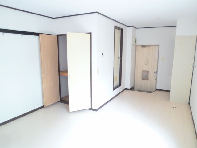 Living and room. Day is also good ☆