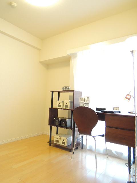 Non-living room. 4.5 Pledge Western-style (downstairs)