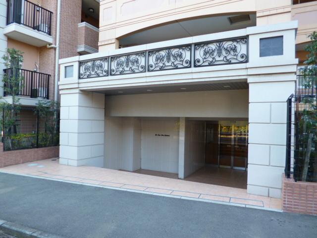 Entrance. Common areas