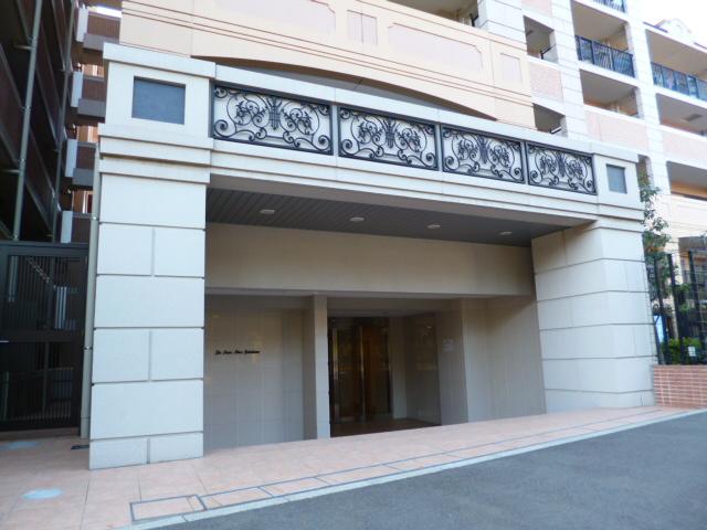 Entrance. Common areas