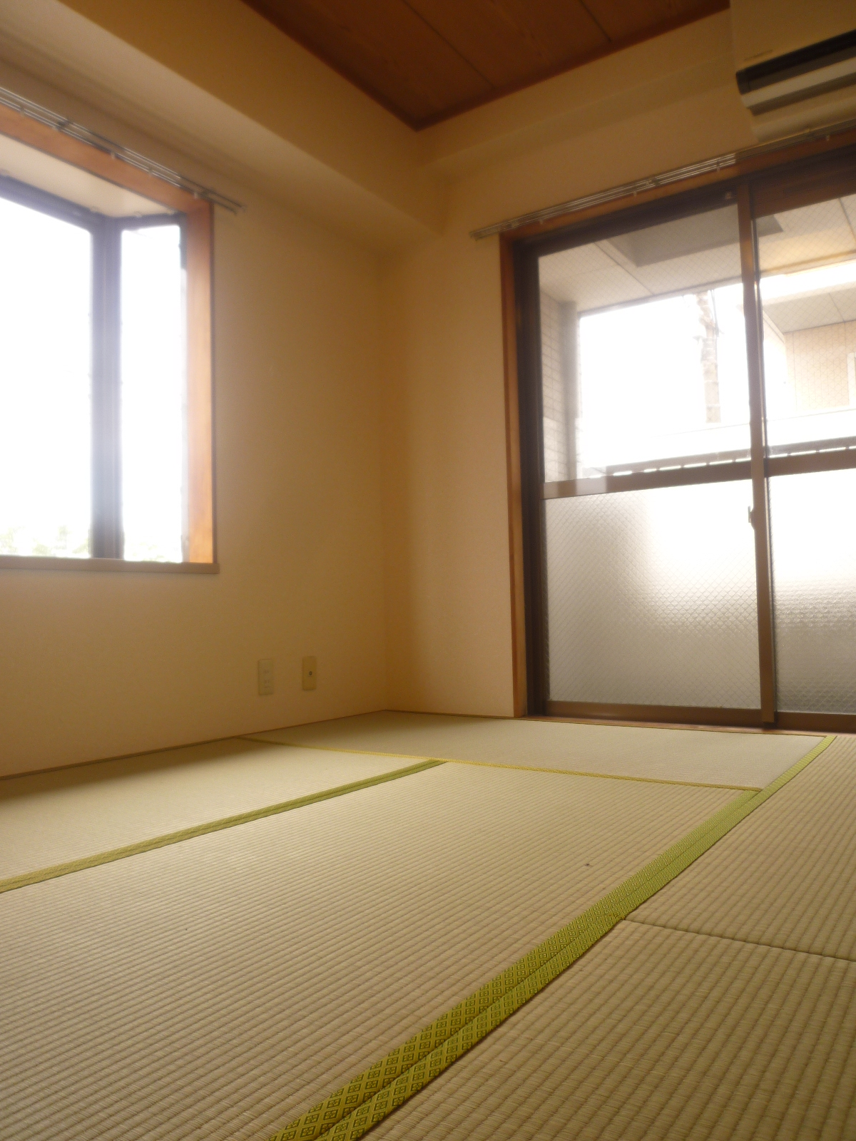 Living and room. Japanese-style room there is a feeling of opening with a bay window