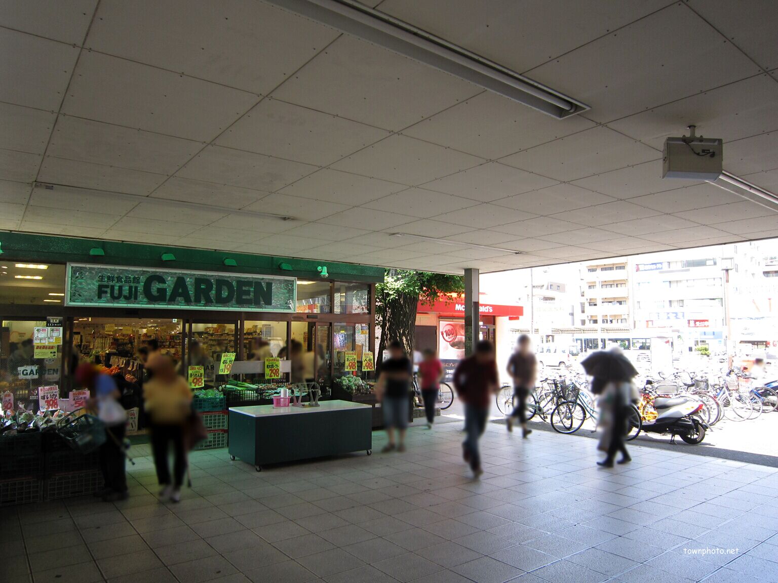 Supermarket. 681m to Fuji Garden Hodogaya store (Super)