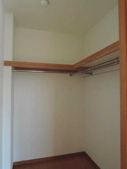 Non-living room. 11.0 Pledge 2.2 Pledge of walk-in closet