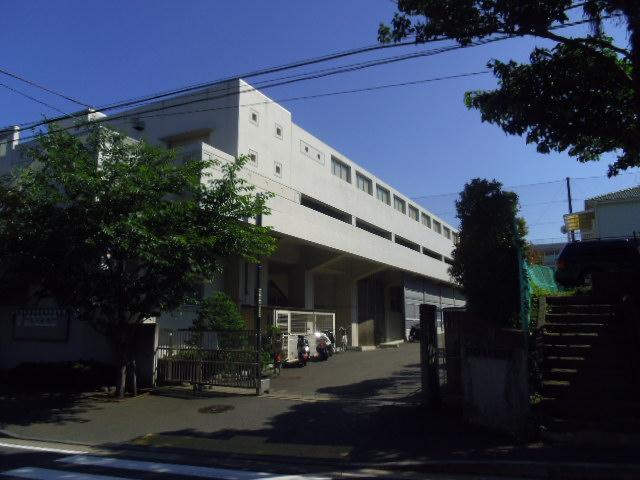 Junior high school. 960m until Iwasaki Junior High School