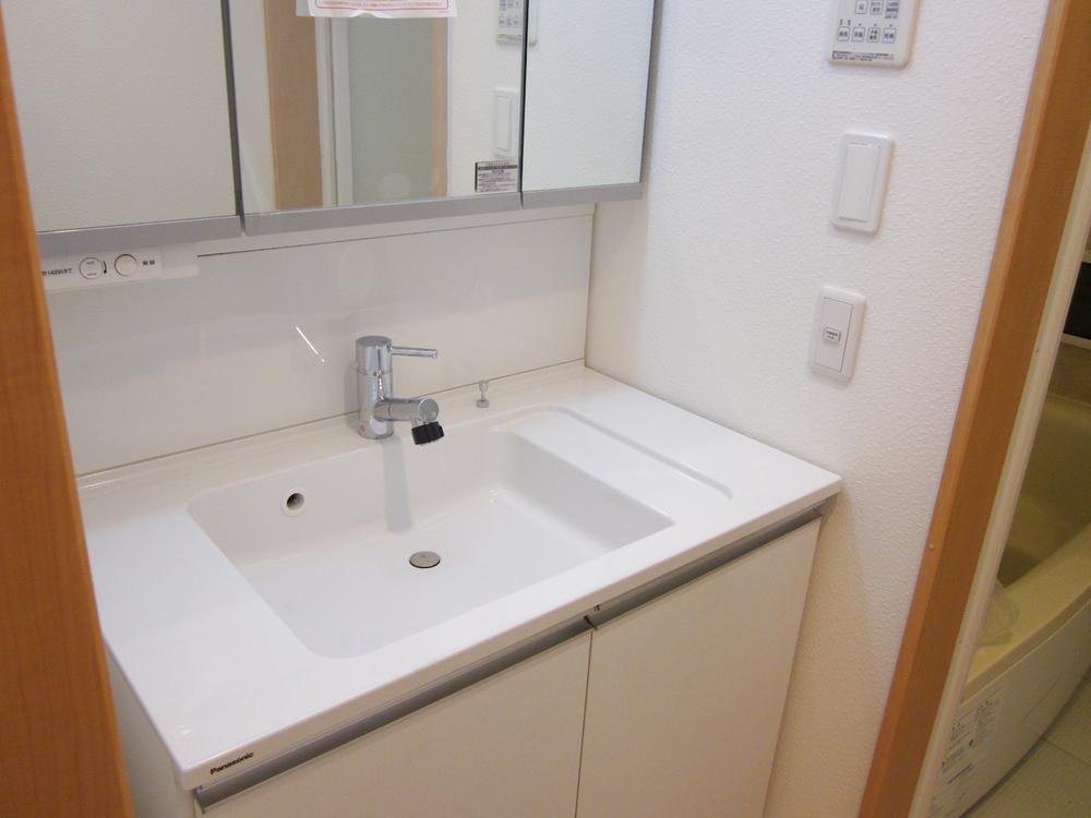 Wash basin, toilet. Wash basin