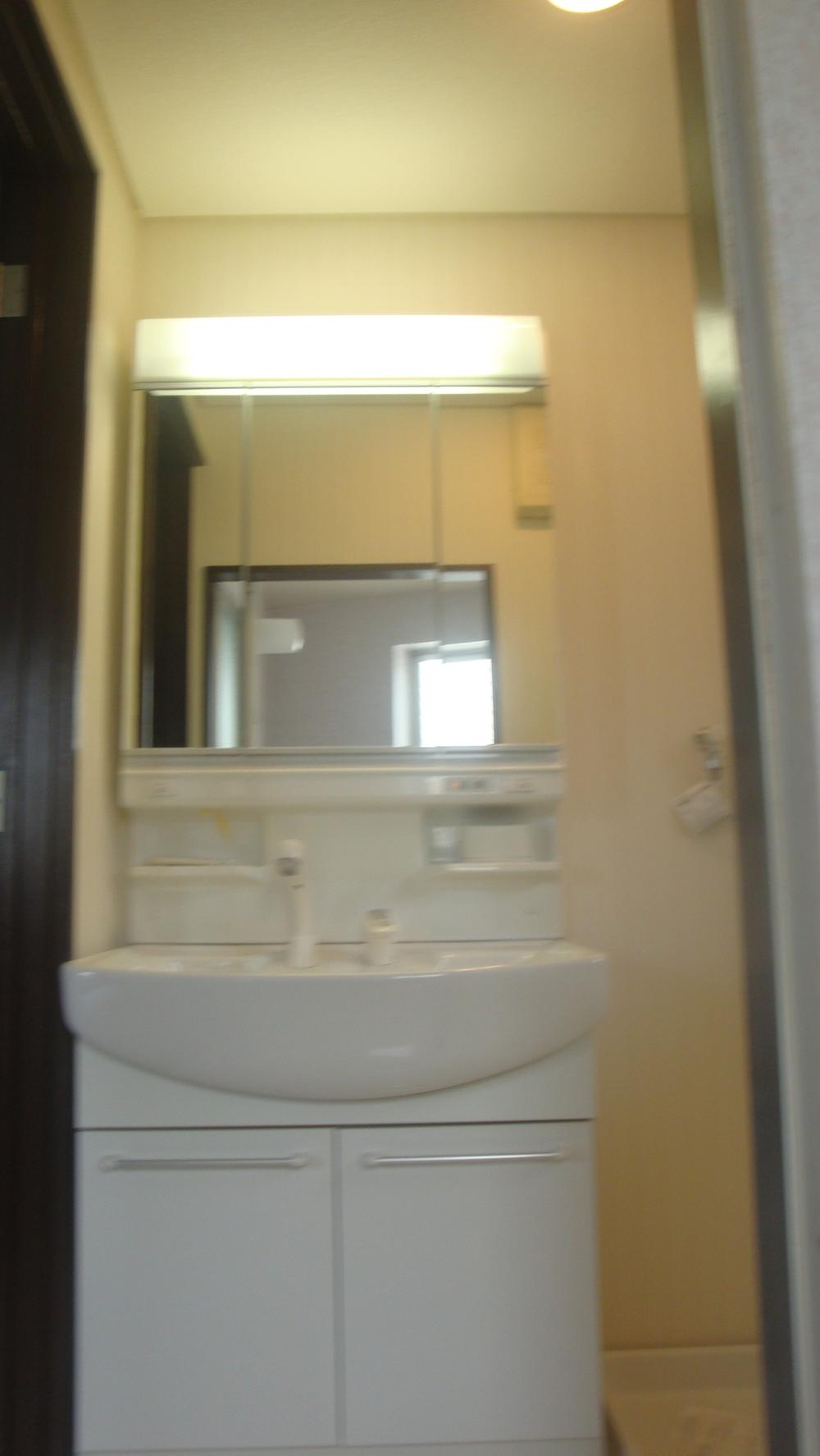 Wash basin, toilet. Indoor (August 5, 2013) Shooting