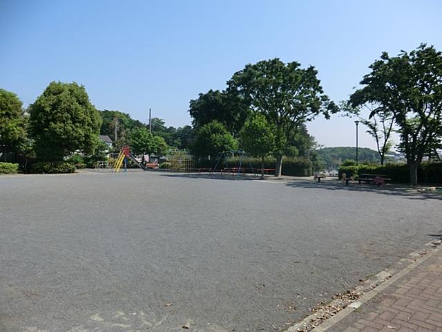 park. 200m to Kamisugeda Yamazaki park