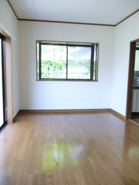 Living and room. Same building Separate reference photograph