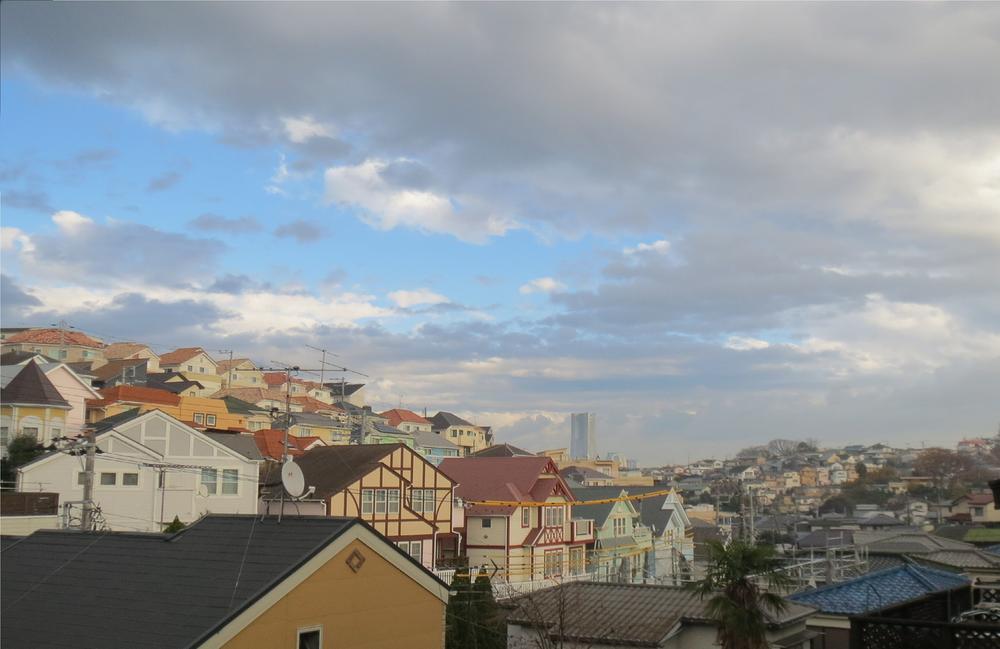 View photos from the dwelling unit. 2013 / 12 The view from the local is seen Yokohama of the symbol "Landmark Tower"
