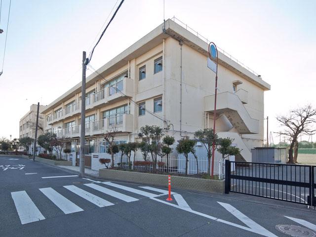 Junior high school. 890m to Yokohama Municipal Miyata Junior High School
