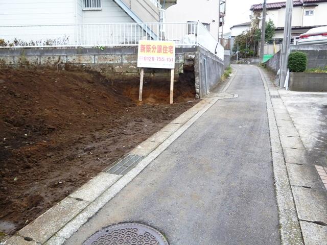Local photos, including front road. The surroundings are quiet residential area