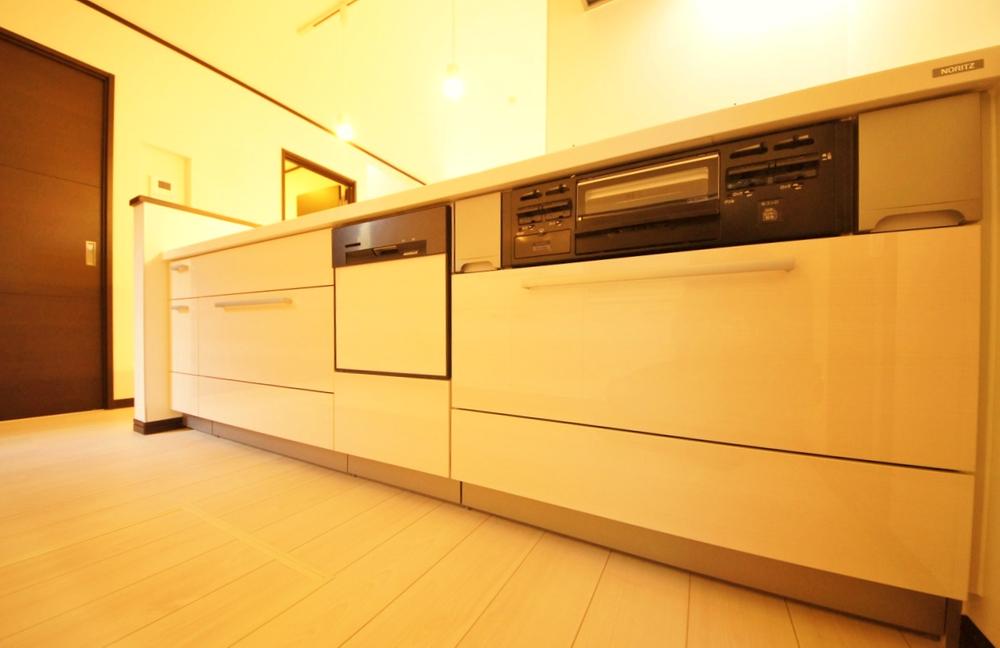 Kitchen. Indoor (12 May 2013) Shooting, Dishwasher ・ This is a system kitchen with water purifier.