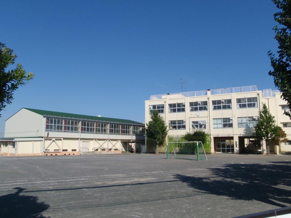 Primary school. Kamisugeda is Omoikkiri play likely in the 1100m wide schoolyard to elementary school. To cherish the compassion Kamisugeda elementary school
