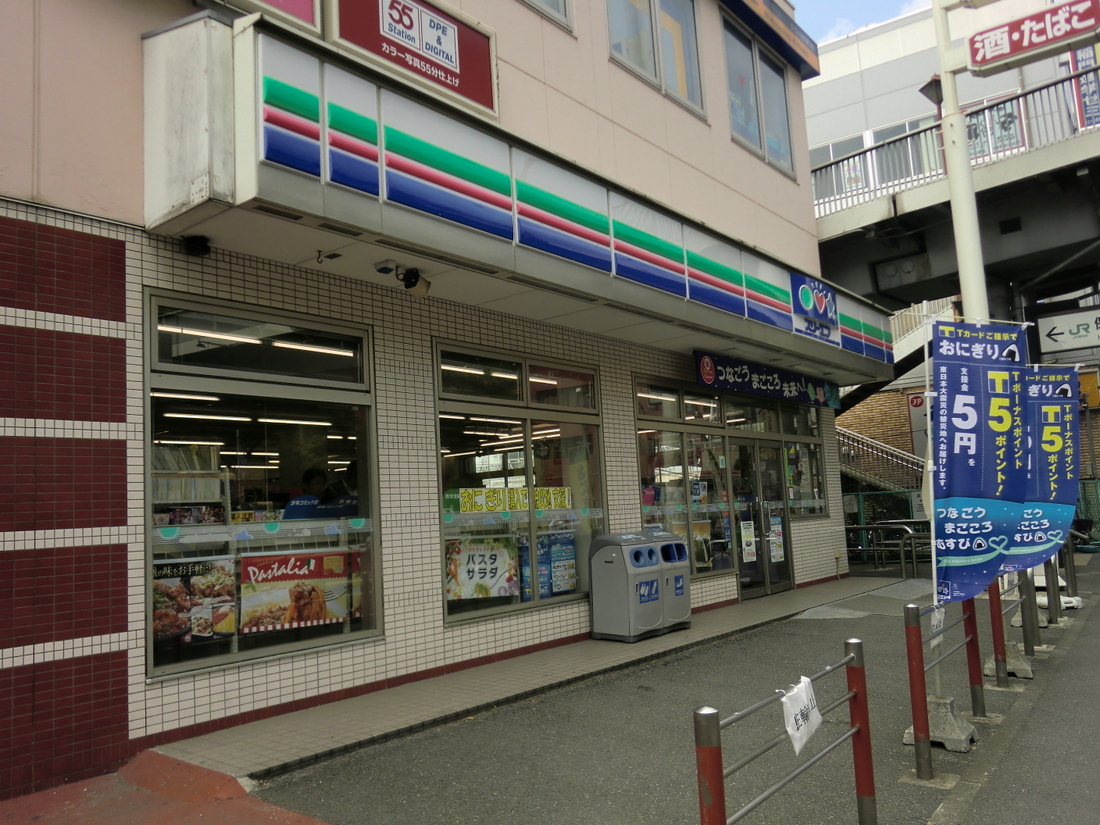 Convenience store. Three F Hodogaya Station East store up (convenience store) 784m