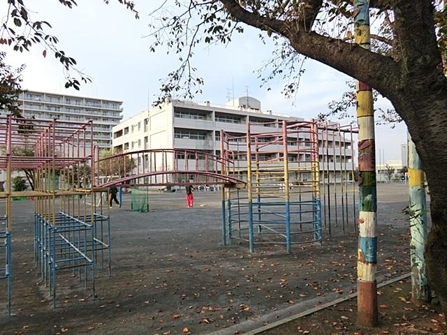 Primary school. 1700m to Yokohama Municipal Bukko Elementary School