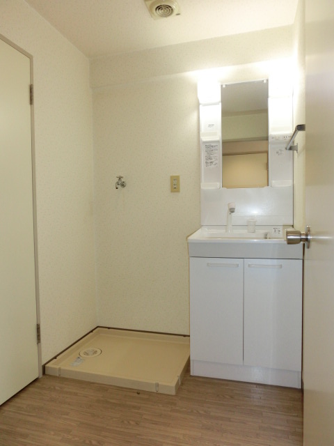 Washroom. Heights MM room photo