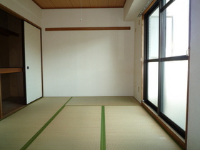 Living and room. Bright Japanese-style room facing the balcony