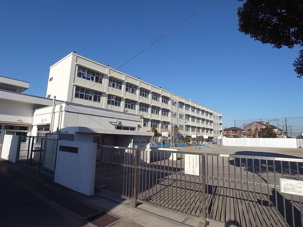 Primary school. Is a safe location also to go to school because the 300m a 4-minute walk to Hoshikawa elementary school. 