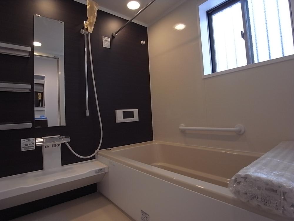 Same specifications photo (bathroom). It is a TV with a bathroom (same specifications photo)