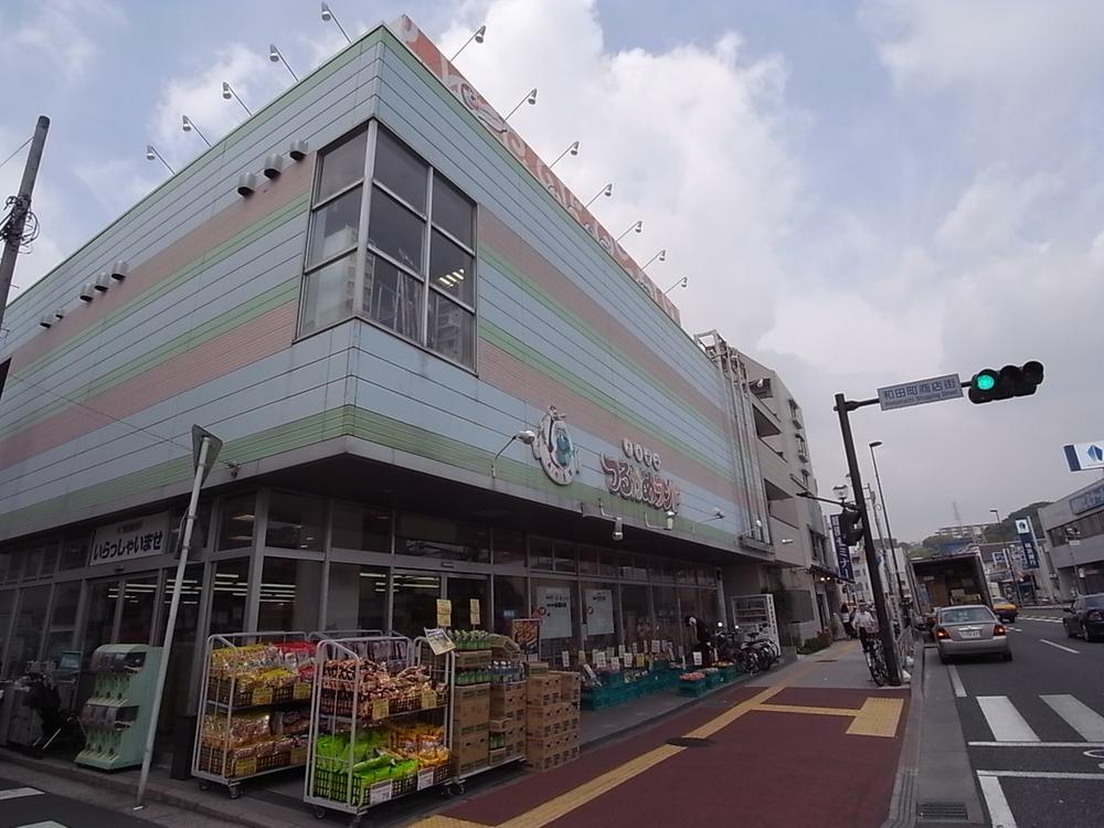 Supermarket. Tsurukame goods set a rich super 400m are stocks of fresh food products to land. 