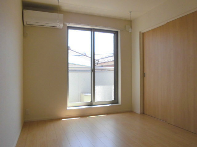 Living and room. South-facing sunny Flooring of Western-style 5.5 quires