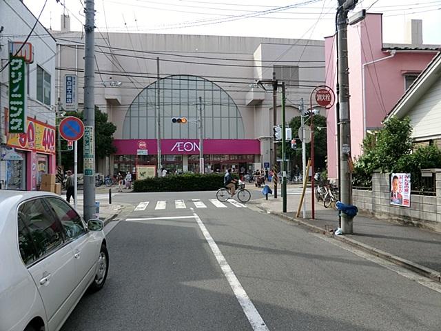 Shopping centre. 450m until ion