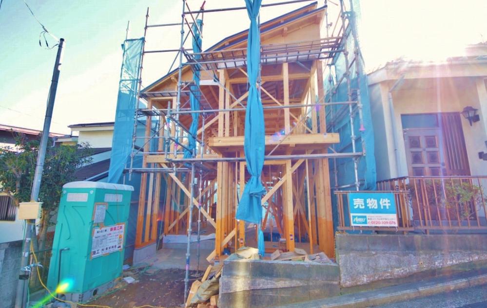 Other local. Local (11 May 2013) Shooting, There is no difference in height between the site and the road.