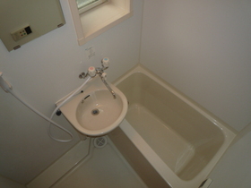 Bath. Convenient reheating ・ Bathroom with a small window that can be ventilated