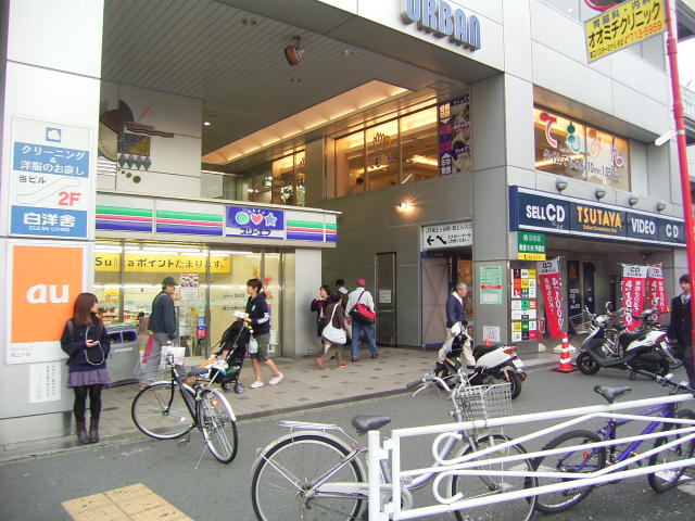 Convenience store. Three F Hodogaya Station Building store (convenience store) to 400m