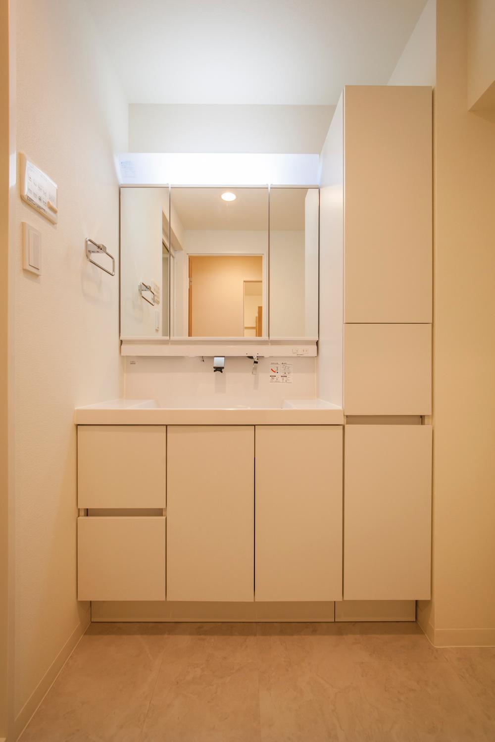 Wash basin, toilet. Vanity shower ・ With side cabinet