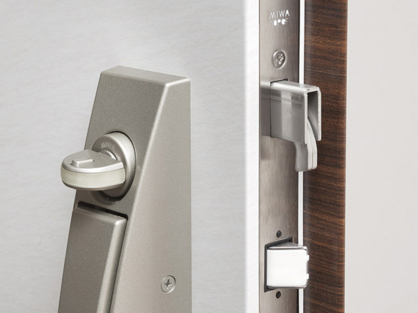 Security.  [Crime prevention thumb turn & sickle dead bolt] Entrance door has a specification which has been subjected to incorrect lock measures such as "thumb turning" and "pry". (Same specifications)