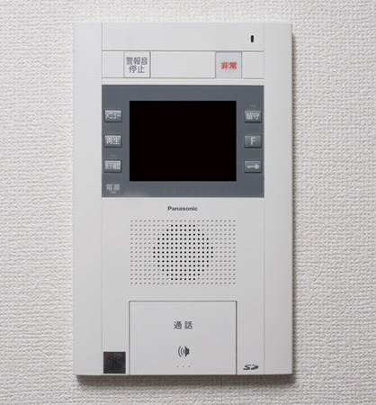 Security.  [Dwelling units within the intercom hands-free type] Since it is a hands-free call to eliminate the handset, You can one-touch response. Absence recording (still image), so it comes with, You can also understand the visitor during the outing. (Same specifications)