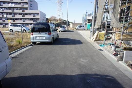 Local photos, including front road. Frontal road