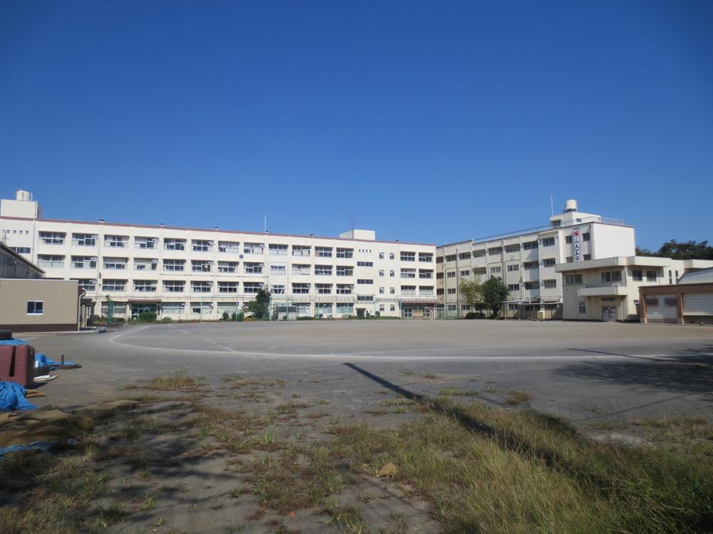 Junior high school. Kamisugeda 870m until junior high school