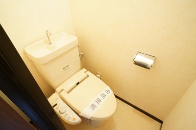 Toilet. With multi-function toilet seat