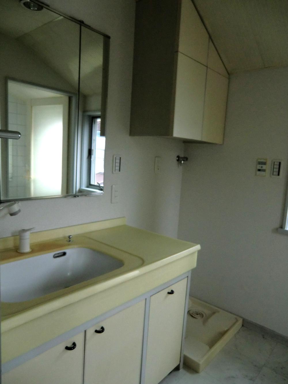 Wash basin, toilet. Indoor (10 May 2013) Shooting