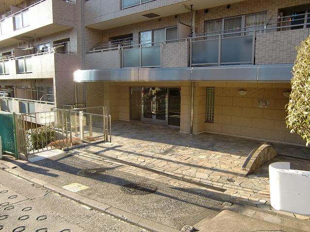 Entrance. Common areas